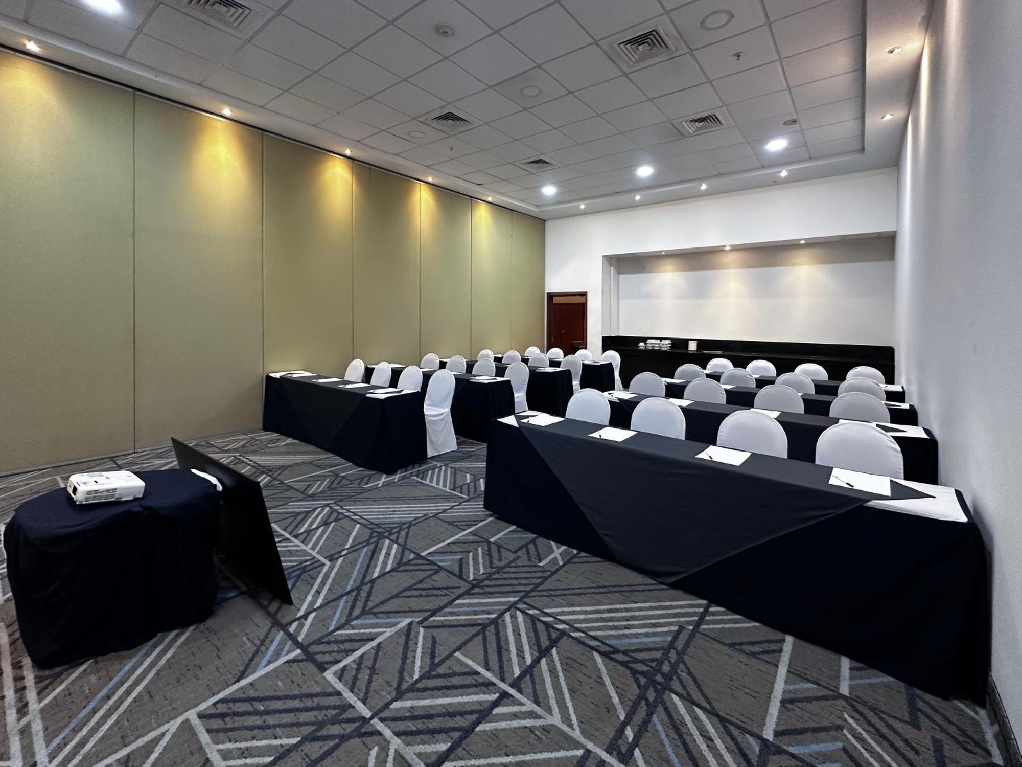 Holiday Inn Express Merida By Ihg Экстерьер фото