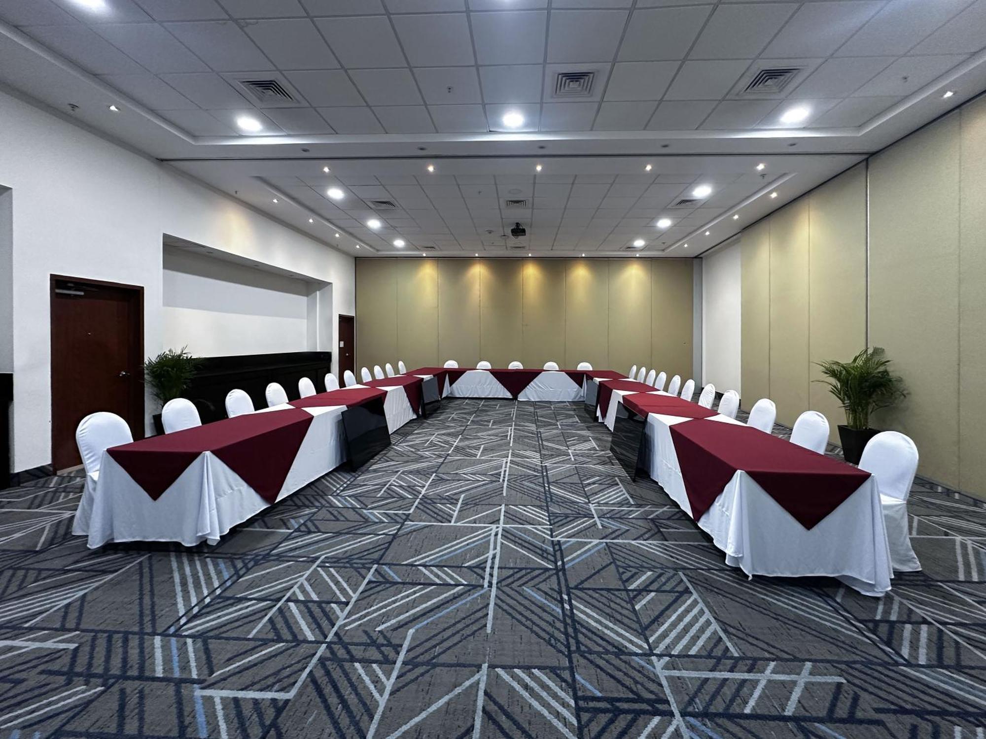 Holiday Inn Express Merida By Ihg Экстерьер фото