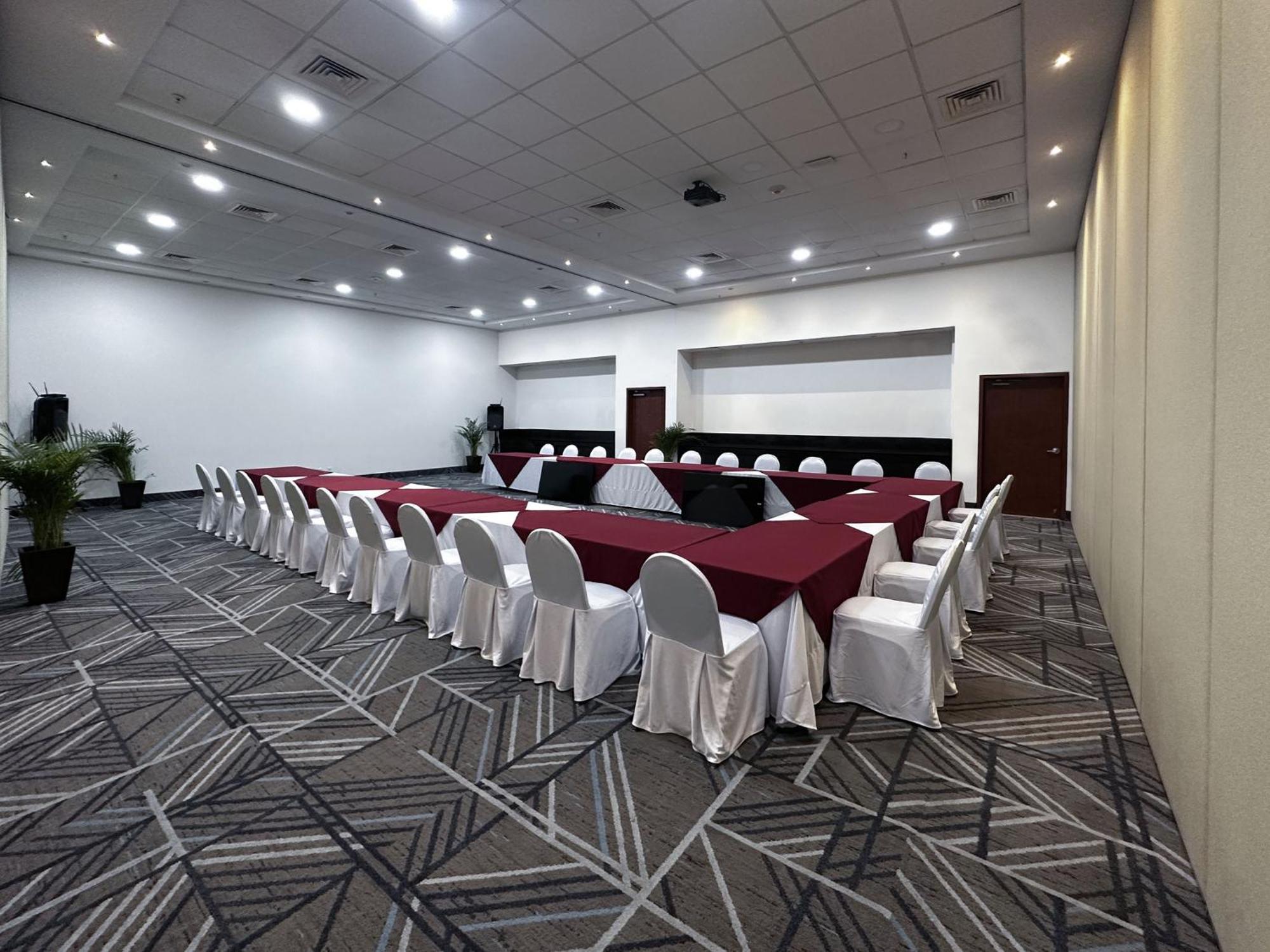 Holiday Inn Express Merida By Ihg Экстерьер фото